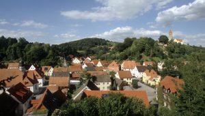 Blick zur Burg über dem Marktplatz